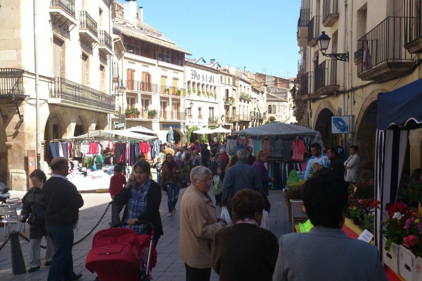 Mercat setmanal a la plaça dels fets de l'1 d'octubre | © Ajuntament de les Borges Blaaques